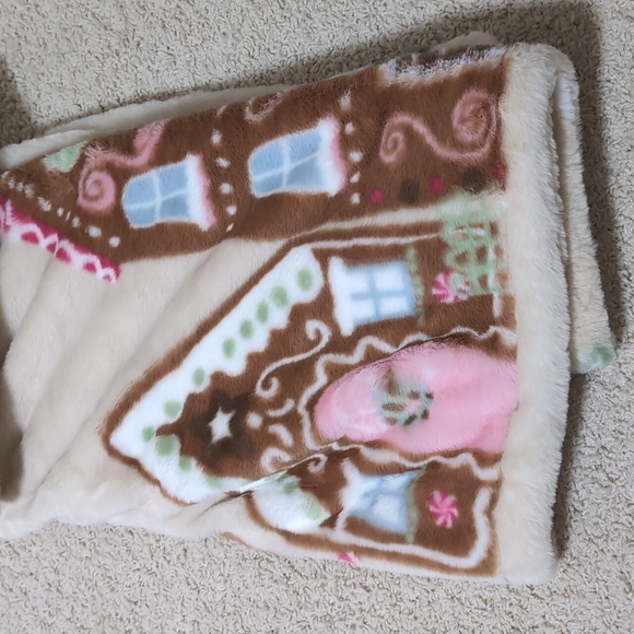 ‼️6 HOUR SALE‼️Viral 🎥 Cupcakes & Cashmere Gingerbread House Throw, Faux Fur - Picture 5 of 11